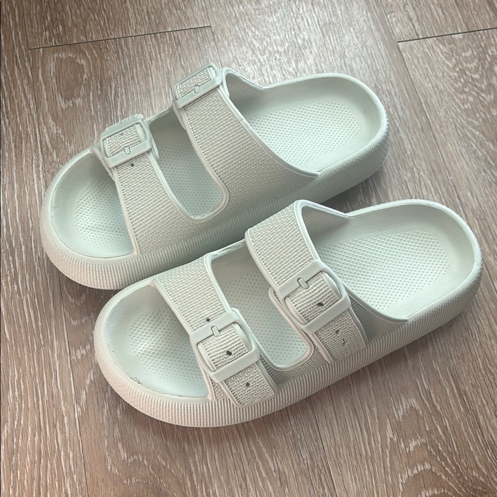 Cushionaire Fame 2 band cloud slide sandal, Aloe green, size 7/8